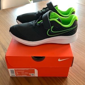 NWT NIKE Star Runner Kids Sneakers
